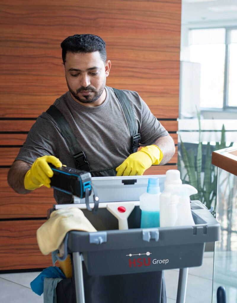 Schoonmaak - Specialistische reiniging - Facilitaire ondersteuning - HSU-Groep - Home - schoonmaker